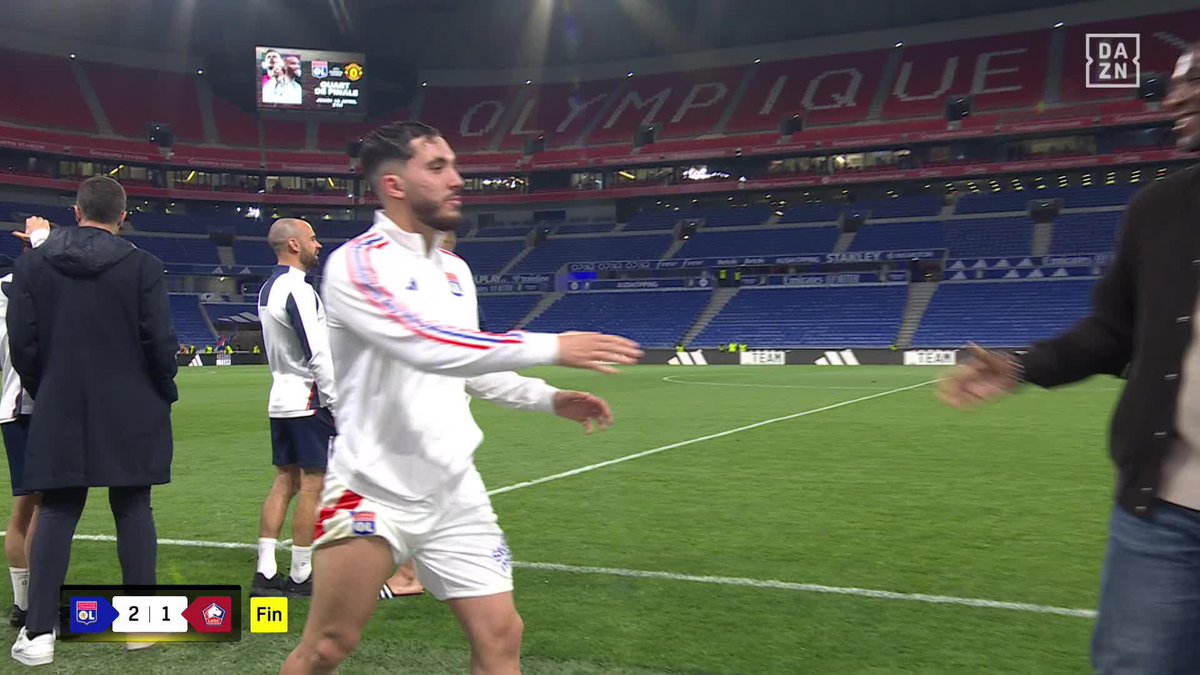 Rayan Cherki à Zoumana Camara : « Tu sens bon » Smail Bouabdellah : « 𝗝𝗲 𝗽𝘂𝗲 ? » 😭 Rayan Cherki : « 𝗧’𝗶𝗻𝗾𝘂𝗶𝗲̀𝘁𝗲𝘀 𝗺𝗼𝗶 𝗮𝘂𝘀𝘀𝗶 𝗷𝗲 𝗱𝗼𝗶𝘀 𝘀𝗲𝗻𝘁𝗶𝗿 𝗹𝗲 𝗰𝗼𝘂𝘀𝗰𝗼𝘂𝘀. » 👃😭 🎥 DAZN France
