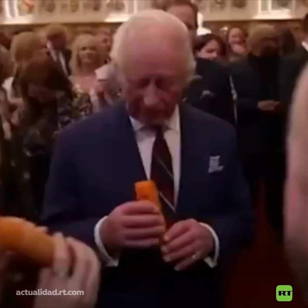 Carlos III del Reino Unido toca una flauta de zanahoria El rey Carlos III tocó una popular melodía infantil en una flauta hecha con una zanahoria durante un evento en Windsor