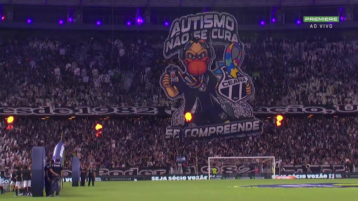 Mosaico 3D da torcida do Ceará antes do jogo contra o Grêmio, pelo Brasileirão. "Autismo não se cura, se compreende." 📽️: Premiere / ge