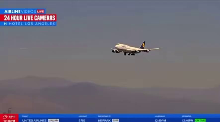 Un deux pour un épique! Le Boeing 747 de Lufthansa atterrit, au même moment où un Boeing 747 de Korean Air décolle à LAX. Fantastique! *