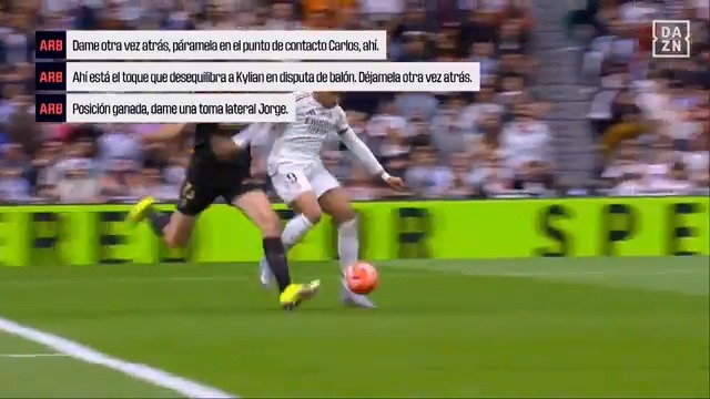 🤬 Es más grave de lo que pensaba. El VAR le pide que rectifique y Cuadra le pide al VAR que le den una toma lateral para tener la excusa de pitar penalti, porque en la toma frontal se ve claramente que Mbappé le da una patada a Tárrega. Es de nevera.