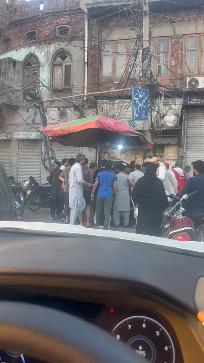 جی یہ عوام اپنے حق کے لئے نہیں صبح 5:30 بجے چنے کھانے کے لئے نکلی ہوئی ہے