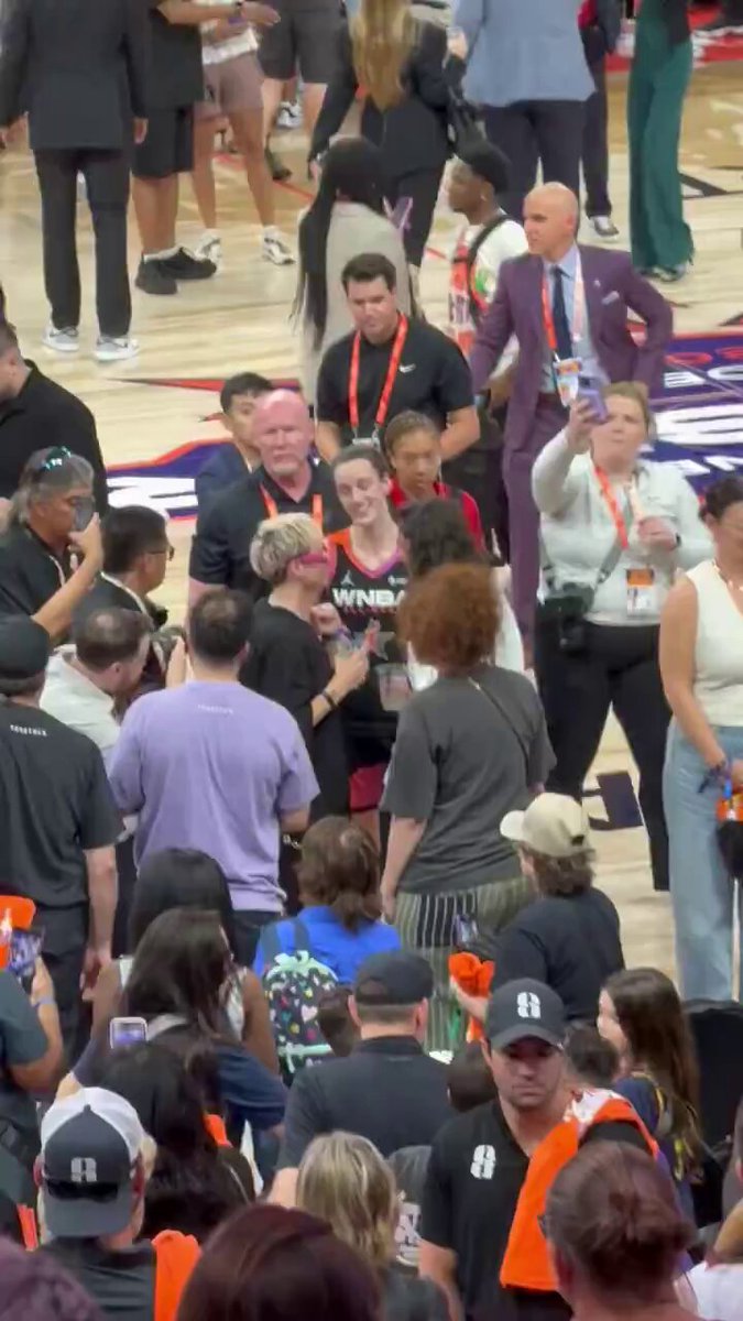 like the way sabrina patiently waited while caitlin caught up with sue bird and megan rapinoe, said hi to ted lasso, signed autographs for the kids, and found out how aubrey plaza tore her acl. then nothing but giggles with sab and cc. they have such a cute friendship ❤️‍🩹