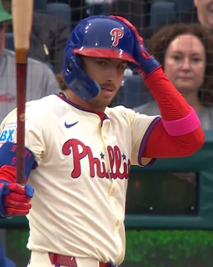 Bryson Stott helped a couple of Philadelphia Phillies fans find out they were having a baby girl! 🔉