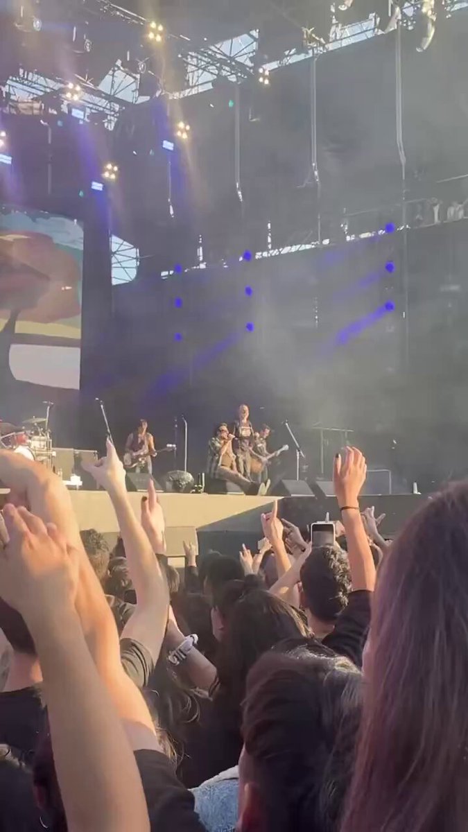 "#QuilmesRock2025" Porque el recital está explotado de gente y es una fiesta total.