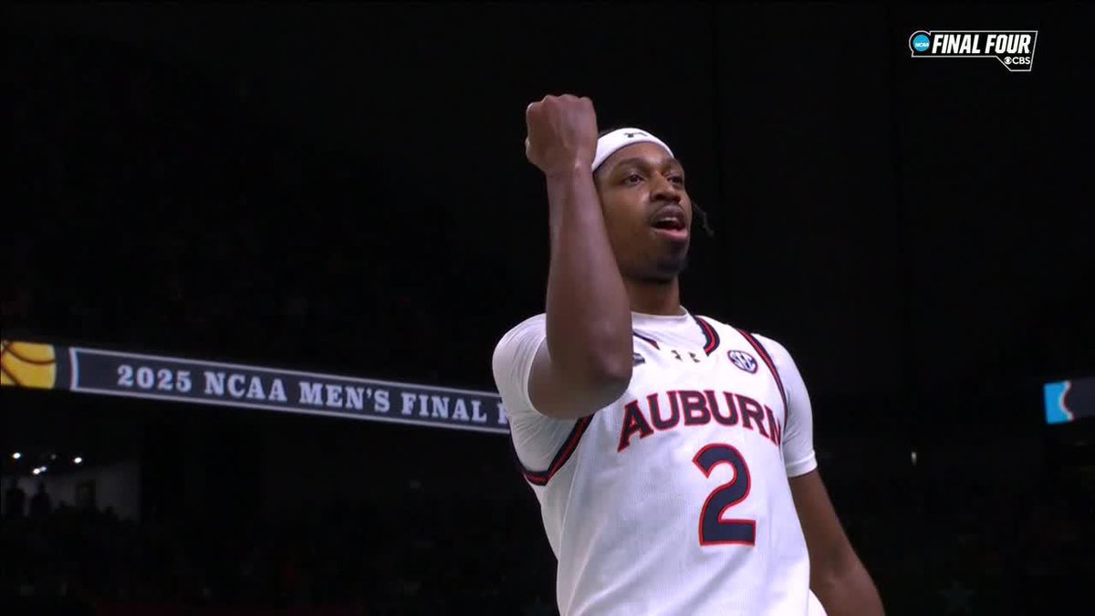 Denver Jones with the sweet finger roll 🔥 Auburn fans HYPED after this and-one 🗣️
