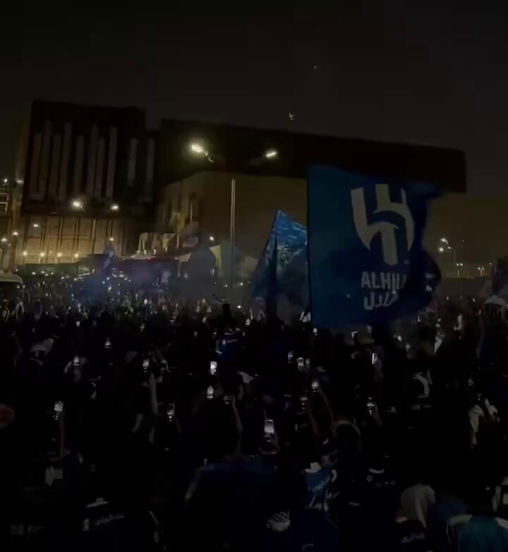 والله واحطها بذمتي مايطيح نادي وهذا جمهوره انتم مدرج القرار الاول بالنادي انتم صناع القرار الاول بالنادي انتم أصحاب القرار الاول بالنادي باذن الله مطالبنا ماراح تروح عبث وبتتم اقالته قبل المعترك الآسيوي المهم جداً للهلال والهلاليين !💙 #رحيل_المدرب_يالوليد