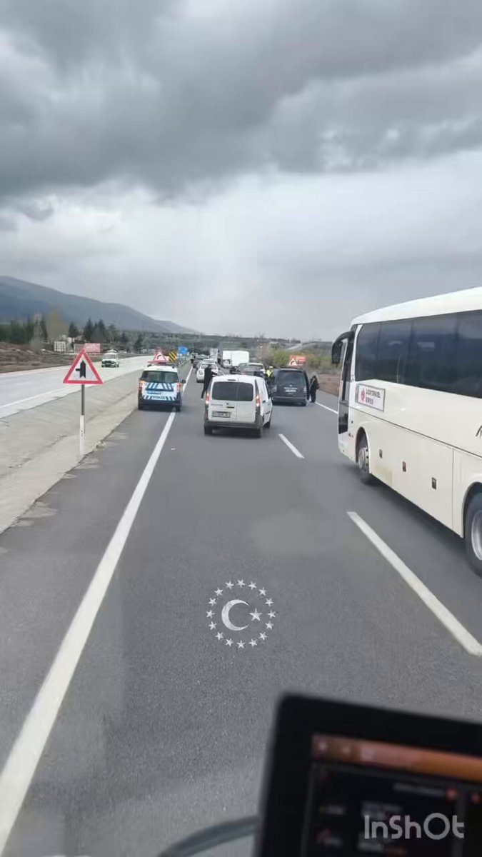 ⚪️ Polislerin şehirler arası yolda yaptığı operasyon anları vatandaşın kamerasına yansıdı. ▪️Şüphelilerin neden gözaltına alındığı bilinmiyor.