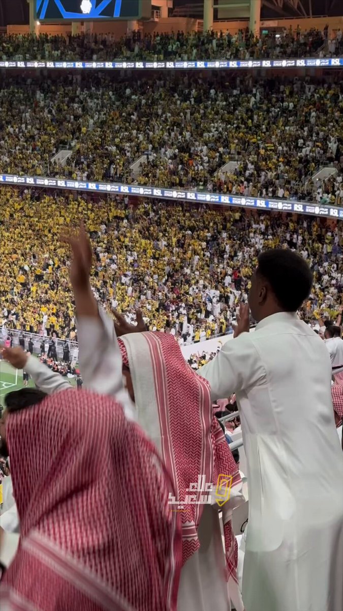 👏 تشجيع وتفاعل الأسطورة " محمد نور " و الفنان " فيصل العيسى " مع جماهير #الاتحاد " الكورفا قولد " طوال مجريات المباراة 🟡⚫️ #الاتحاد_الاهلي