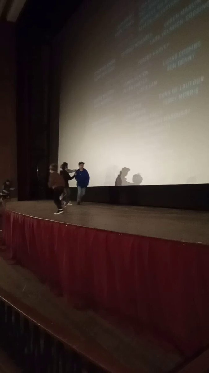 Una de las mejores costumbres del cine histórico de Rafaela es que los pibes se suben a bailar en los créditos finales.
