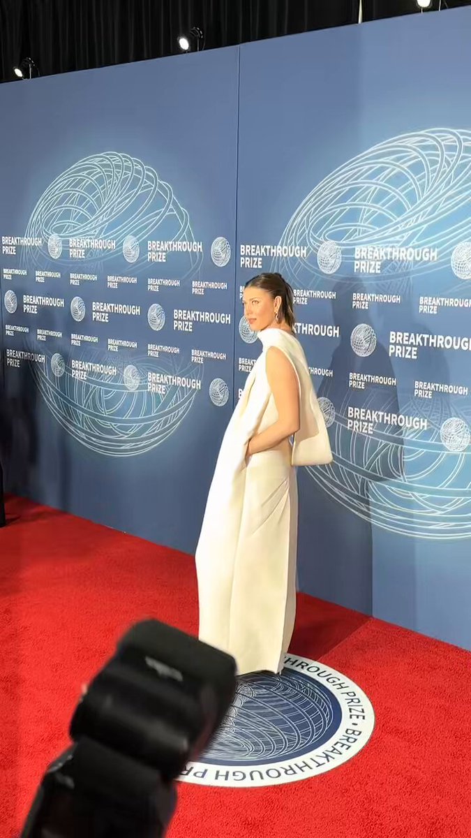 Maria Sharapova dazzles at the #BreakthroughPrize Ceremony