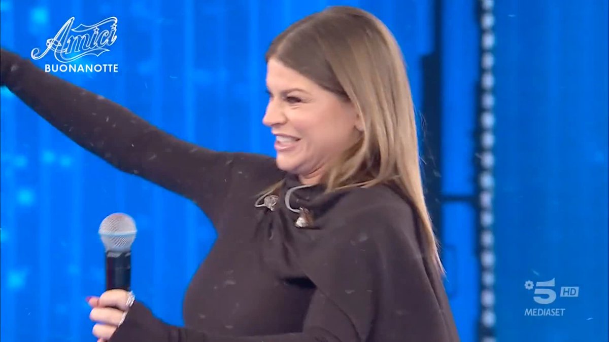Noooo raga ho notato solo ora che Maria tremava dall’emozione (guardate il foglio che ha in mano come si muove forte) ed è stranissimo dato che lei è sempre così composta, ad Ale però la ama troppo e questa notizia la emoziona tantissimo 🥹
