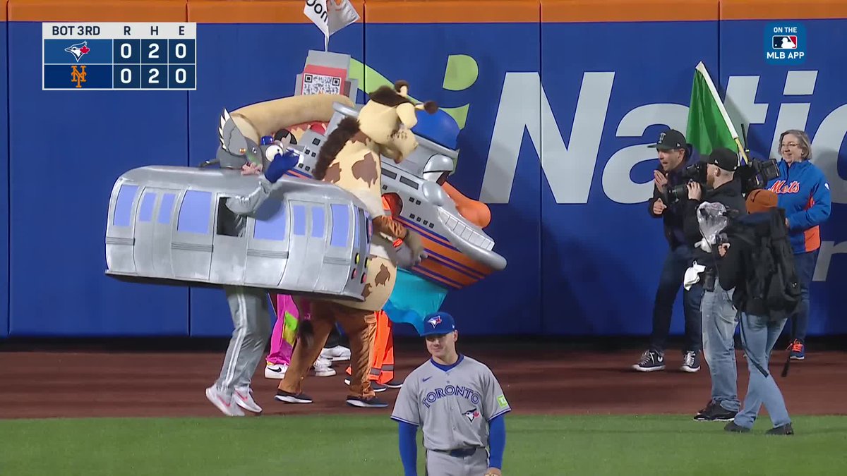 HERE COMES THE PIZZA 🍕 Brooklyn is on the board in the 5 Borough Mascot Race!