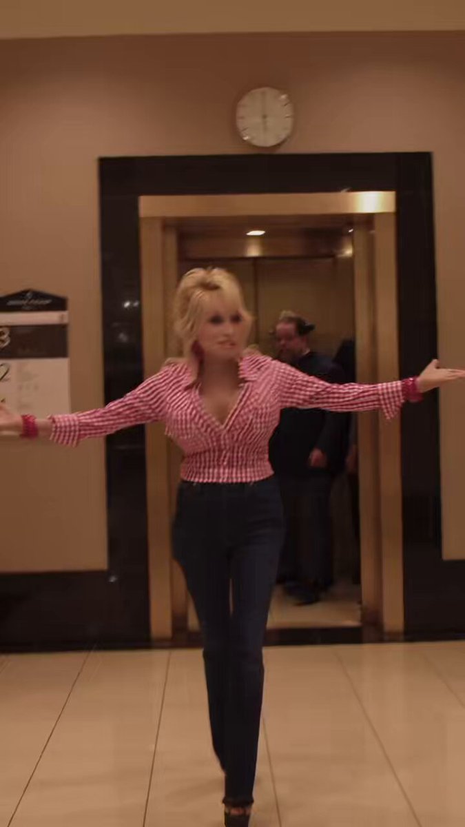 Dolly’s Joleans, designed in collaboration with GOOD AMERICAN, is available at Nordstrom! Swing by and treat yourself to a little denim and dazzle! ✨
