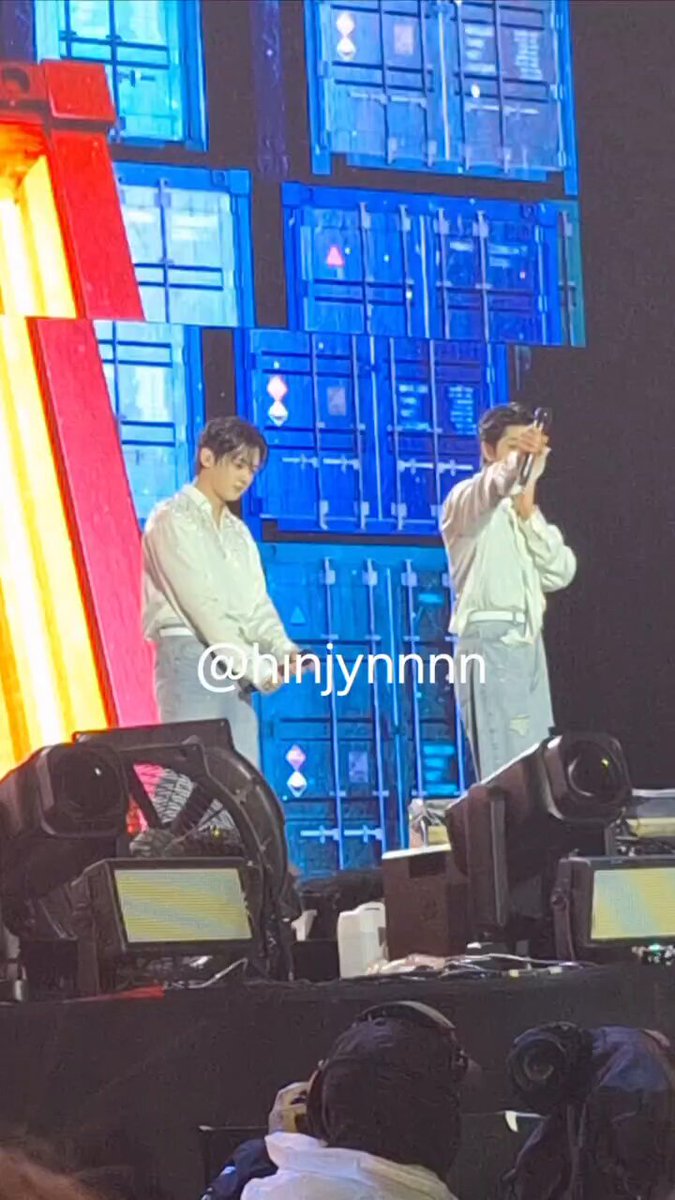 han talking to leeknow after lk touched his butt 😭😭😭 NOT AT LEEKNOW POINTING THE MIC TO HIM 😭