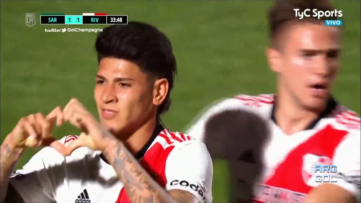 Yo conozco uno que sabe de hacerle goles a Sarmiento en esa cancha