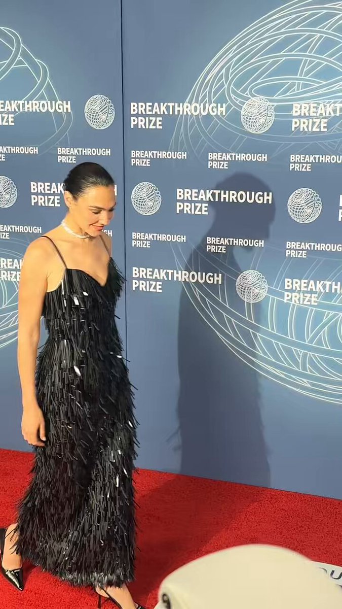 #SnowWhite star Gal Gadot poses for cameras on the carpet at the #BreakthroughPrize Ceremony
