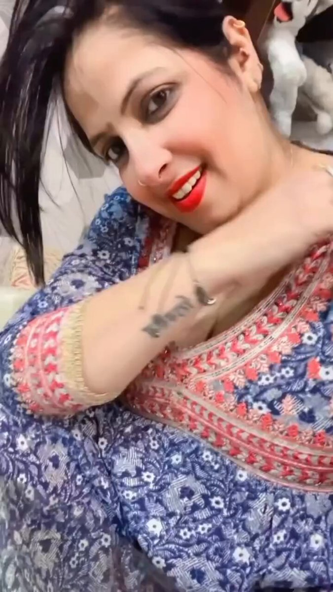 😍😍😍 kaisi lag rahi hu ?