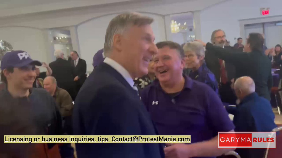 PPC leader Maxime Bernier ran late due to a prior events in the GTA, but the crowd in Burlington greeted him warmly nonetheless. #cdnpoli #Burlington #ProtestMania