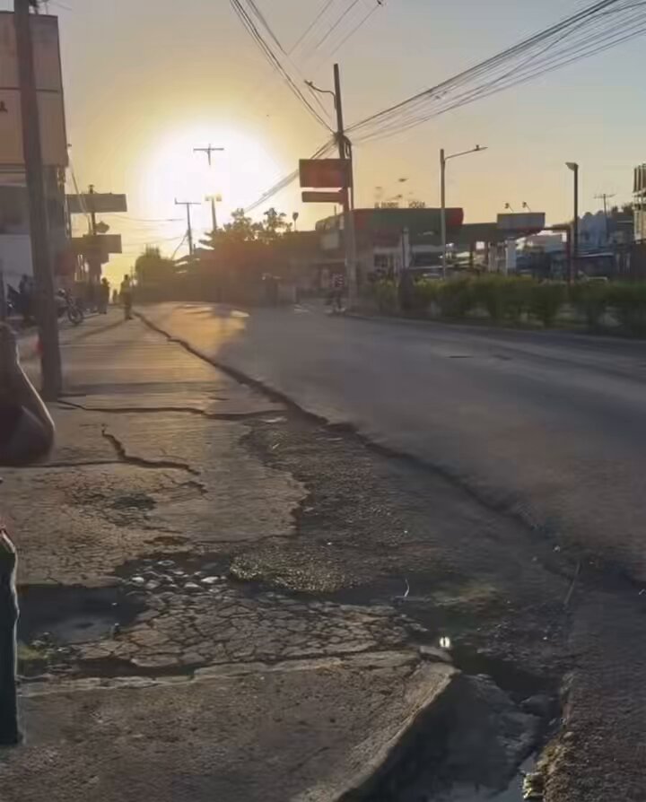 🚨🚨E❌tra🚨🚨 “Eventos del Primer mundo en calles del Tercer mundo.” Ciclista sufre fractura en el evento de ciclismo. 🚴‍♀️ La publicidad no paga calles.😶‍🌫️😶‍🌫️ Lo siento por la atleta y que se mejore en la brevedad posible.🫶🏻