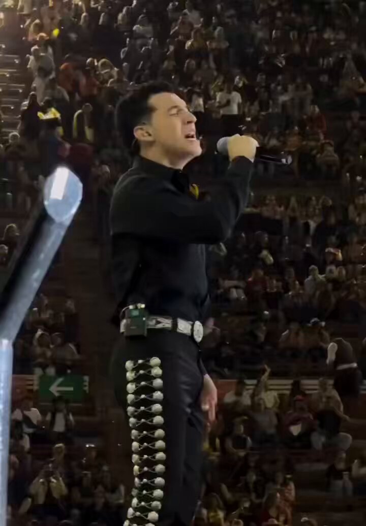 ayyy como le aplauden todos cuando se está despidiendo y como estaban cantando junto con el😭😭. Gracias al público de Yuridia por recibirlo así. La cara de Mario de felicidad lo es todo te mereces esto y mucho más. 🥹