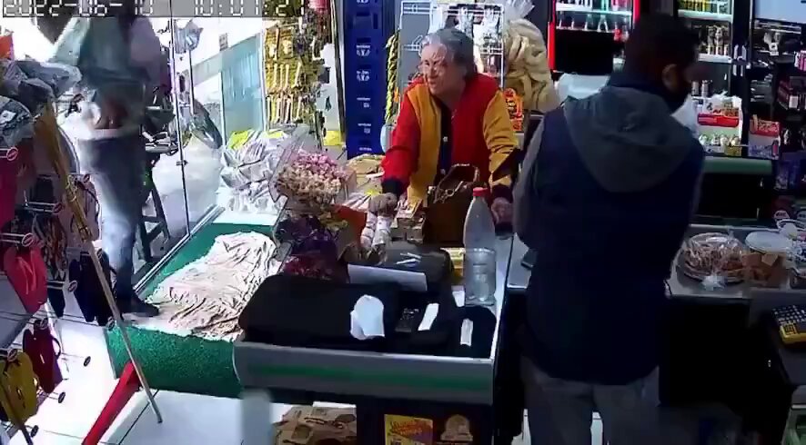 En todas está la "Abuelita sicaria" más famosa de México, acá quitandole segundos valiosos al sicario para que su sobrino actúe ☠️☠️☠️