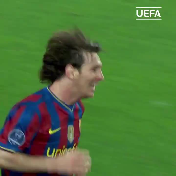 ¡¿CÓMO OLVIDAR ESTE PÓKER HISTÓRICO DEL GOAT?! Un 6 de abril del 2010, Leo Messi marcaba cuatro goles en el triunfo del Barcelona por 4-1 ante Arsenal en el Camp Nou por los cuartos de final de la #ChampionsLeague 2010. 🐐🇦🇷⚽🏆