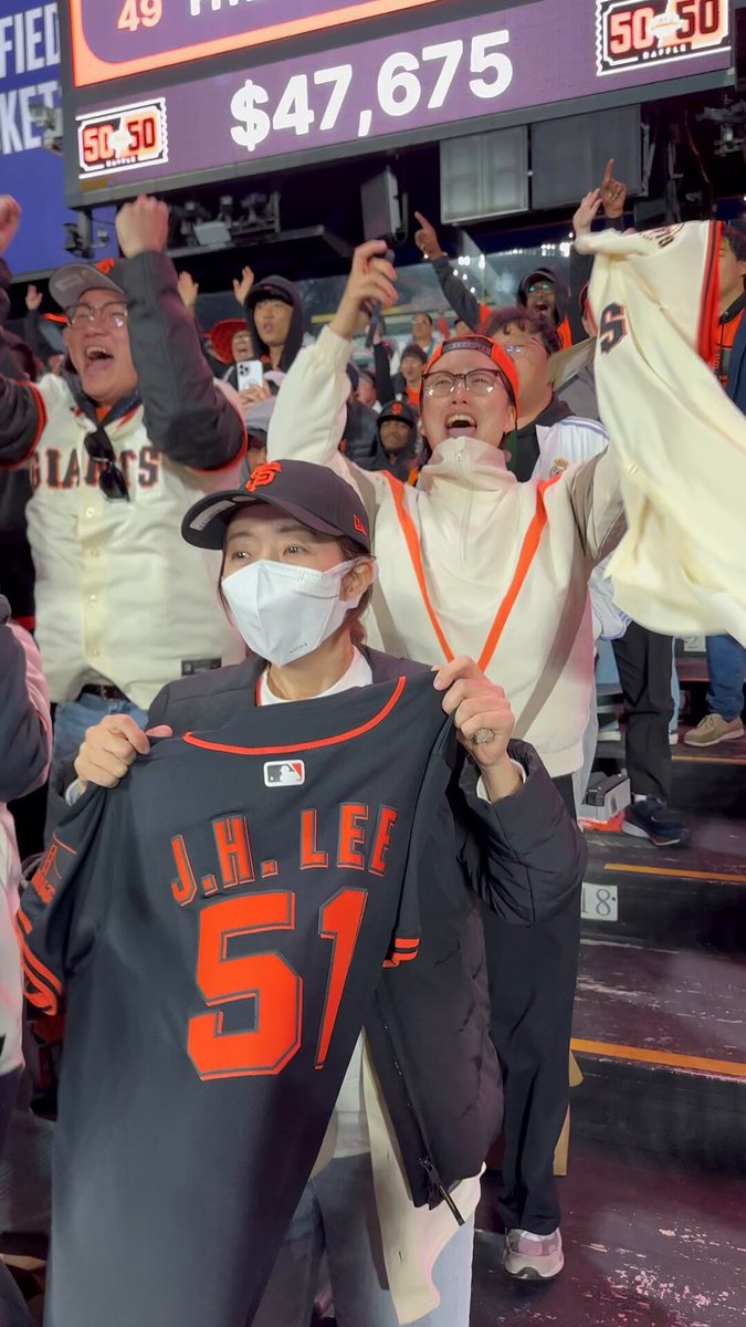 Jung Hoo Lee base hit has the JHL Crew goin’ CRAZY