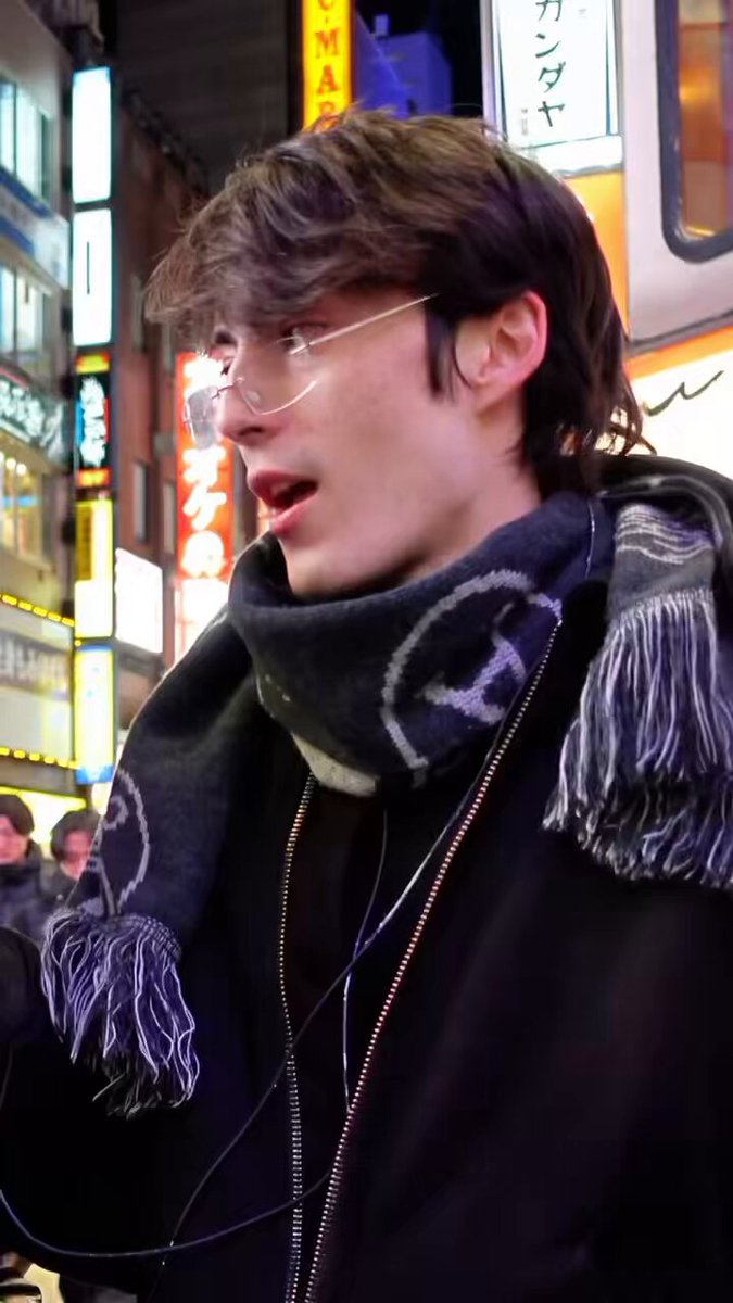얼굴 왜 익숙하지 했는데 바이라 하고 첨 보는 예쁜 일본 혼혈언니랑 플러팅 한 그분이셔