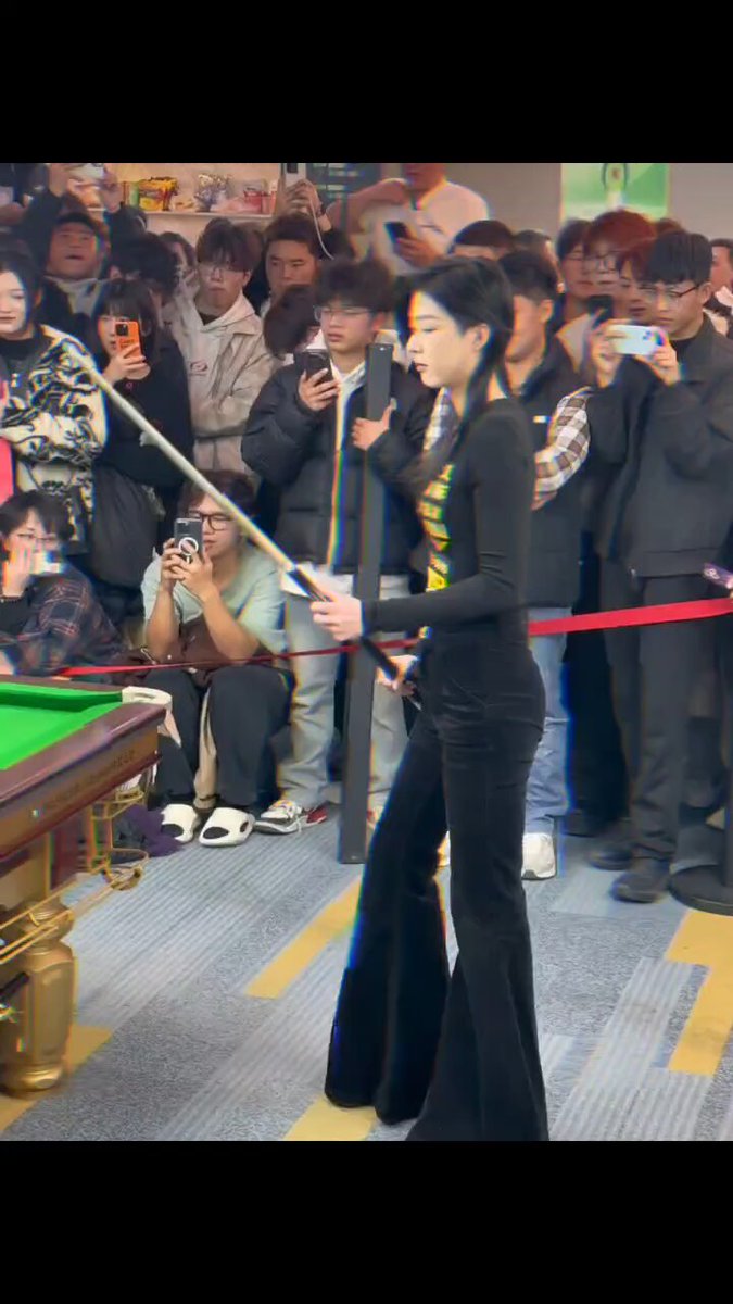 #王思诺 我当然是在背后议论你，“屄把我鸡巴夹得真紧！屁股真肥奶子真大脸真骚！”爸爸后入你 你不在我前面在哪里？一群男的围着诺诺，诺诺努力的展示自己的肥臀美穴！要想得到世界上最好的肉棒精液，就先必须展示最好的自己！诺诺的亲笔签名就是包夜诺诺的入场券，只要得到才有资格，这就是饥饿营销！