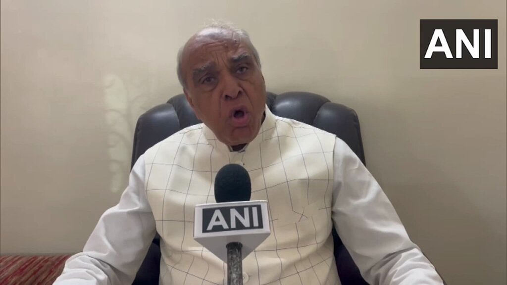 #WATCH | Lucknow, UP | Waqf (Amendment) Bill gets President Droupadi Murmu's assent Chairman of the JPC of Waqf (Amendment) Bill and BJP MP Jagdambika Pal says, "If it was an unconstitutional law, then Rahul Gandhi should have said in Parliament clause by clause that the amendment being made is unconstitutional. He did not give any suggestion on this, did not give any argument, neither Priyanka gave any argument nor Sonia Gandhi gave any argument in the Rajya Sabha...For the first time since independence, such a long discussion took place on a bill in the Lok Sabha or Rajya Sabha..."