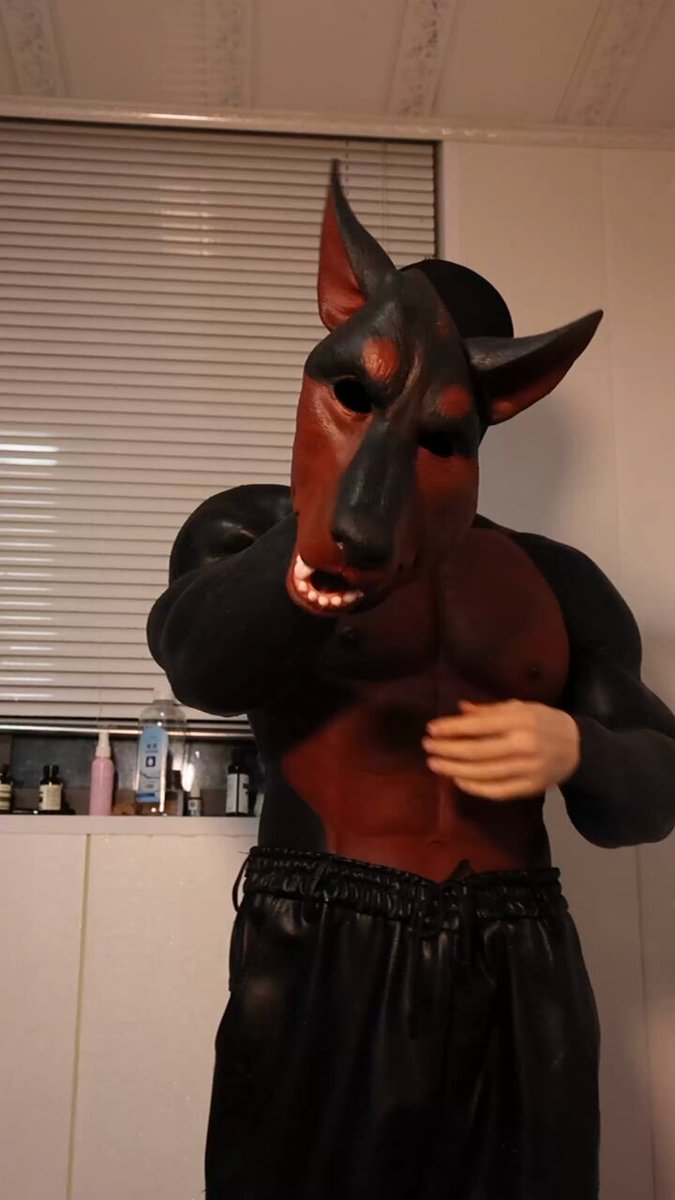 Don't blink... #smitizen #musclesuit #fakemuscles #maskfetish #secondskin #kinkygay #transformation #silicone #rubberfetish #rubber #puppy