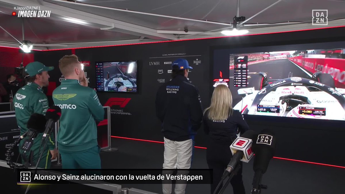Esto es una absoluta pasada. Fernando Alonso y Carlos Sainz reaccionando en el corralito a la pole de Max Verstappen, ni ellos podían creerlo.