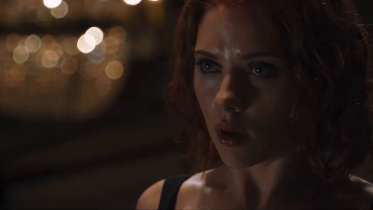 นึกถึงตอนเปิดตัวนาตาชาในหนัง​ Avengers​ ภาคแรก​ ผู้หญิงตัวคนเดียวใส่สายเดี่ยวสีดำโดนมัดติดกับเก้าอี้​ ฟีลลูกไก่ในกำมือ​ จะบีบก็ตายคลายก็รอด​ แต่พอโดนเปิดสวิตซ์ปุ๊บ​ ชีก็กลายร่างจากลูกไก่เป็นแมงมุมแม่ม่ายดำไล่ฟาดชายฉกรรจ์สลบเหมือด​ แถมห้อยหัวอีนายพลเล่นอีก​ โคตรเดือด​ โคตรสะใจ