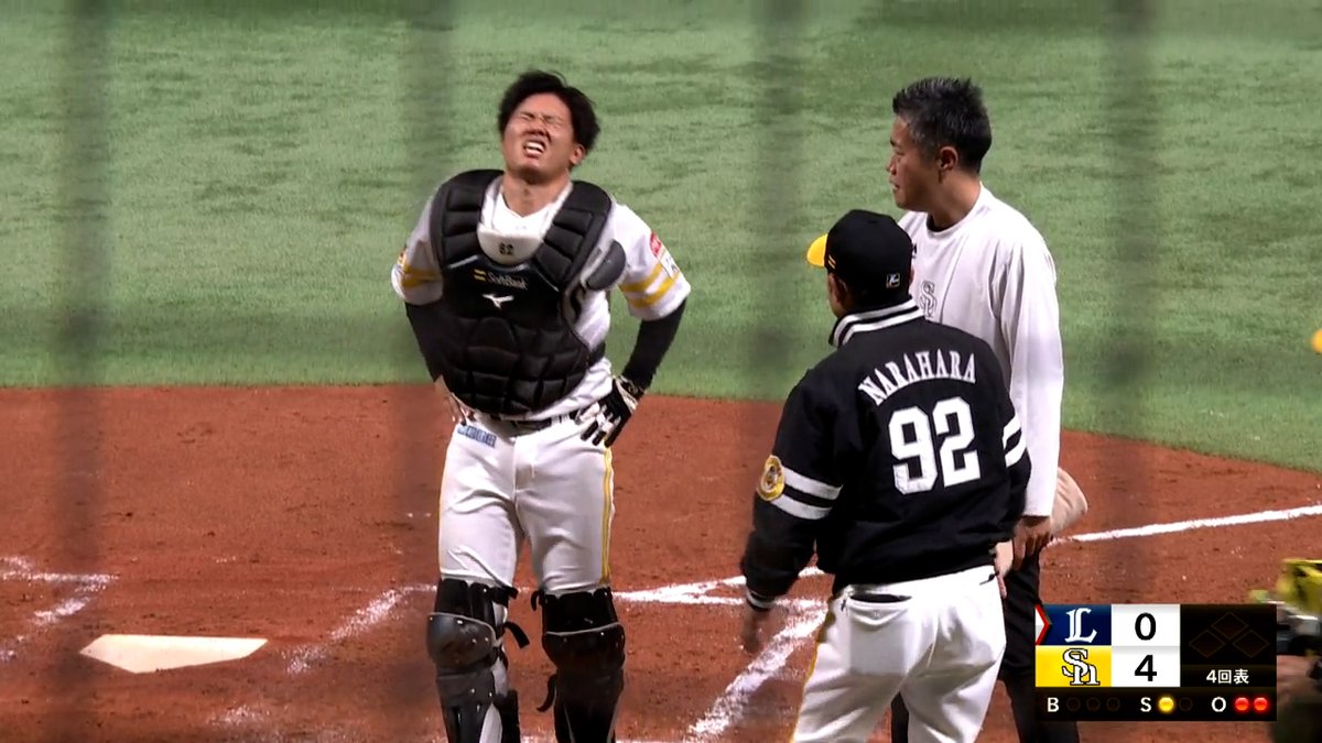 捕手は辛いよ😭 それでも立ち上がりボールを受ける #海野隆司 💪 おトクな年額プランキャンペーン実施中! 詳しくはこちら ▶️: #sbhawks #パリーグ #ベースボールLIVE