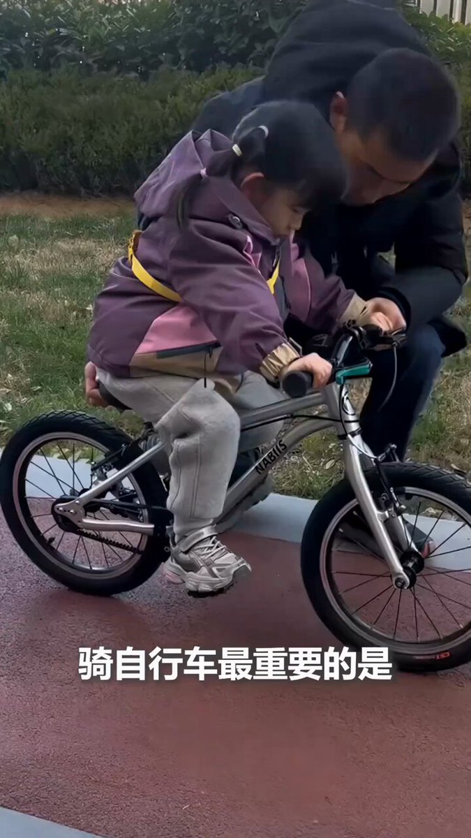 爸爸教3岁女儿骑自行车，几分钟就学会了，我当时摔那么多次算什么！