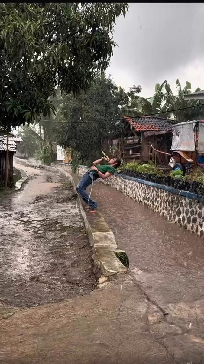 Sumpah ya mood banget kalo liat si komat ini HAHAHAAHAHA Bang, pinggang aman gak?😭😭😂🫵🏻