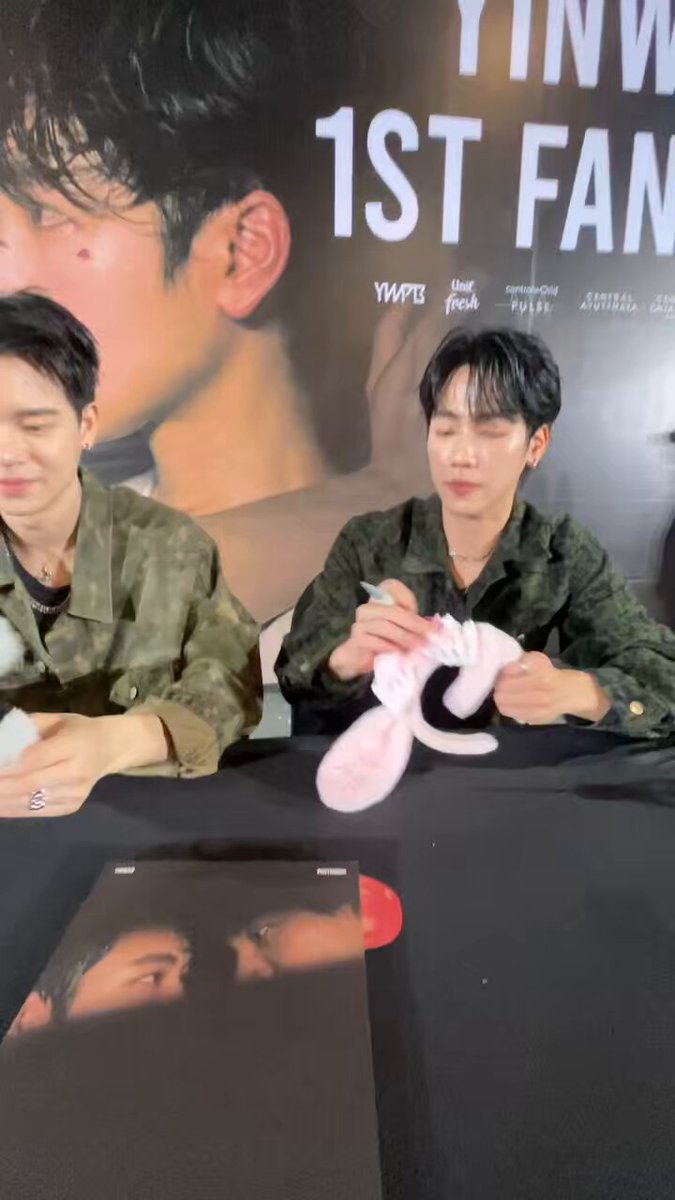 ฮื่อออ นี่สั่นไม่ไหว ตอนแรกชวนน้องวอเป่ายิงฉุบ ละหยิ่นก็ชวนเป่าต่อ ใครชนะบอกรักน้องวอ สรุปฮีพี่หยิ่นชนะ ตอนแรกฮีไม่บอก จะให้นี่บอกแทน แต่สาววายอะ อยากเห็นเค้ารักกัน 😭😭 #AYA_YINWAR1STFANSIGN