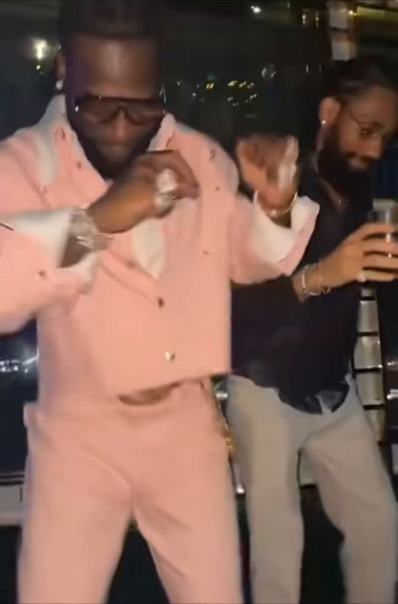 Burna Boy and Phyno dancing to Adewale Ayuba’s song. 🔥