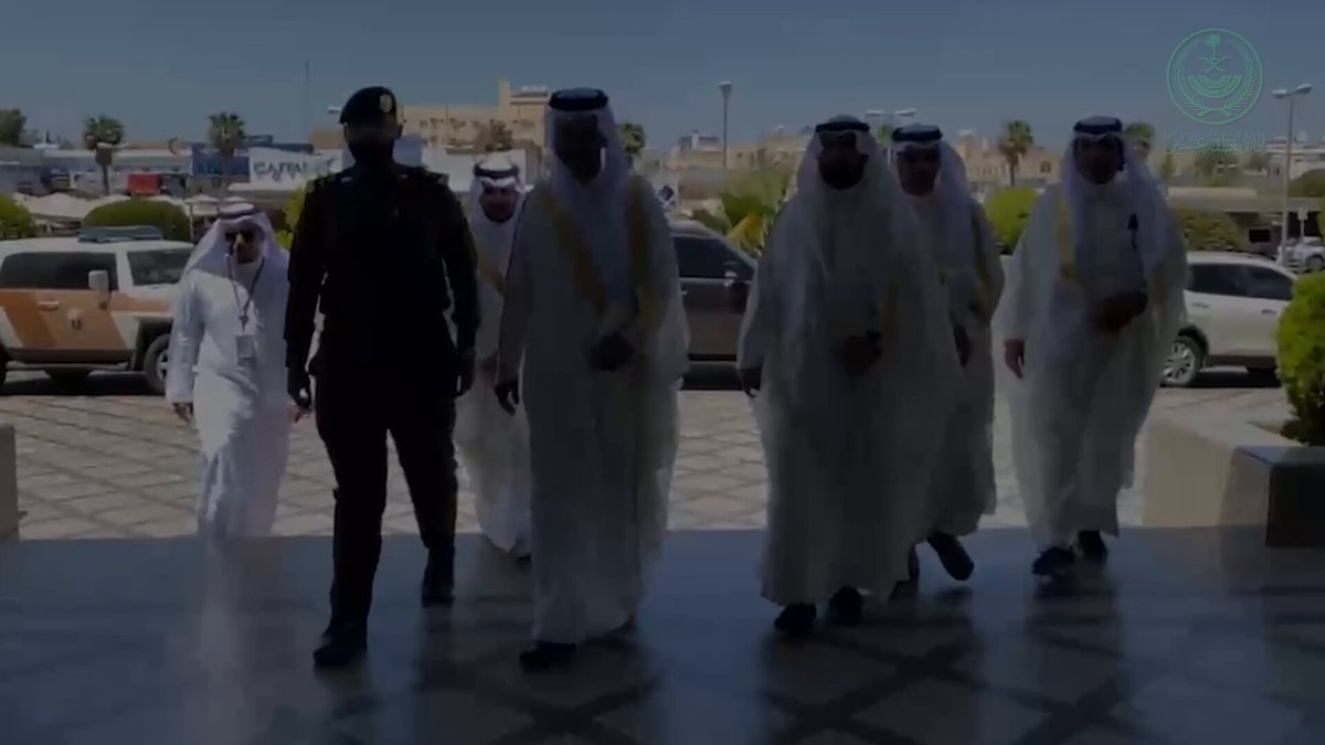 - وكلاء الإمارة - ⁠كافة المحافظين - ⁠كافة رؤساء المراكز - ⁠مدراء الشرط - ⁠رؤساء البلديات - ⁠مدراء الشؤون والتجمعات الصحية جميعهم يشاركون فرحة العيد المبارك مع جميع مرضى المنطقة شفاهم الله.