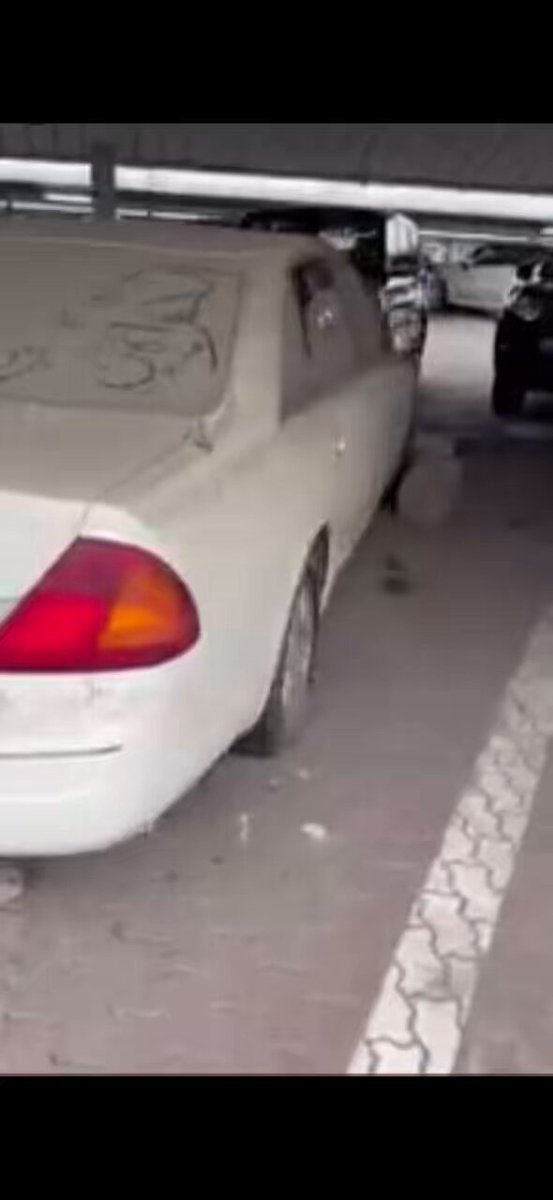 وصلني هذا التصوير من احد المتابعين الكرام عن مطار الكويت الدولي T4 وهو الواجهه الاولى للبلد ولا اعتقد يا اخوه يا كرام انكم تقبلون بوجود هذه السيارات المتوقفه والمهمله ان تكون كلوحه ترحيبيه لمن يزور الكويت !! نتمنى ان تتم مكافحة هذه الظاهرة المزعجه. الطيران المدني #مطار_الكويت بلدية الكويت مركز التواصل الحكومي