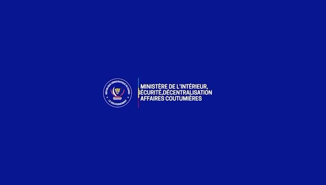 #RDC : Le Gouvernement central et provincial sont à pied d’œuvre pour répondre aux conséquences des pluies diluviennes de ces derniers jours. Autour de SHABANI Lukoo J. entouré de quelques membres du gouvernement central et des responsables des entreprises comme la Regideso S.A., la 𝐒𝐍𝐄𝐋_𝐎𝐅𝐅𝐈𝐂𝐈𝐄𝐋💡, l’OVD RDC OFFICIEL des mesures urgentes ont été prises. Compte-rendu de la réunion de crise avec le Gouverneur de la ville de Kinshasa Daniel Bumba. #CongolaisTelema !!! #ToutPourLaPatrie !!! #BendeleEkweyaTe 🇨🇩🇨🇩🇨🇩!!!