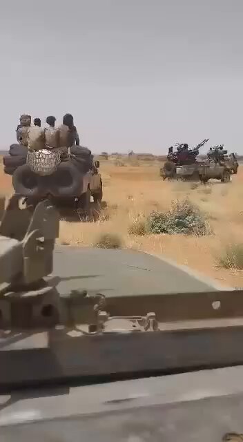 🔴مرتزقة القرعان في فيديو بقولو: "ماشين الفاشر نقتل زغاوة!" لاتزال أفواج مرتزقة حركة فاكت (FACT) التشادية تتدفق على إقليم دارفور، بدعم مالي ولوجستي، وبموافقة إماراتية وتشادية من رأس محمد كاكا، لكي يقاتلوا مع مليشيات الدعم السريع. تم رصد هذه القوة أمس وهي تدخل دارفور للانضمام إلى مليشيات الدعم السريع بهدف إسقاط مدينة الفاشر!
