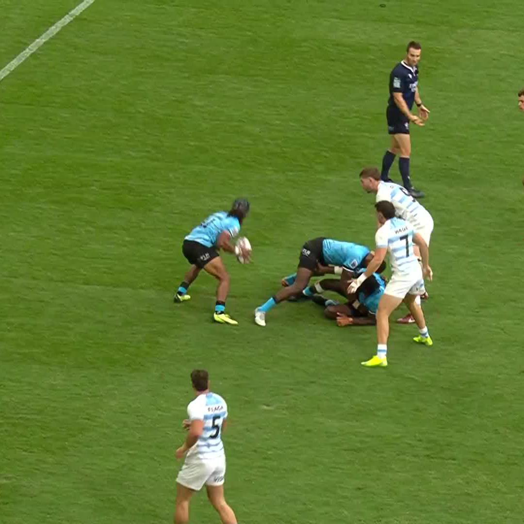 Over the shoulder ๐ Kavekini Tanivanuakula receives an incredible offload to score for Fiji Rugby Union ๐ซ๐ฏ #HSBCSVNS | #HSBCSVNSSGP