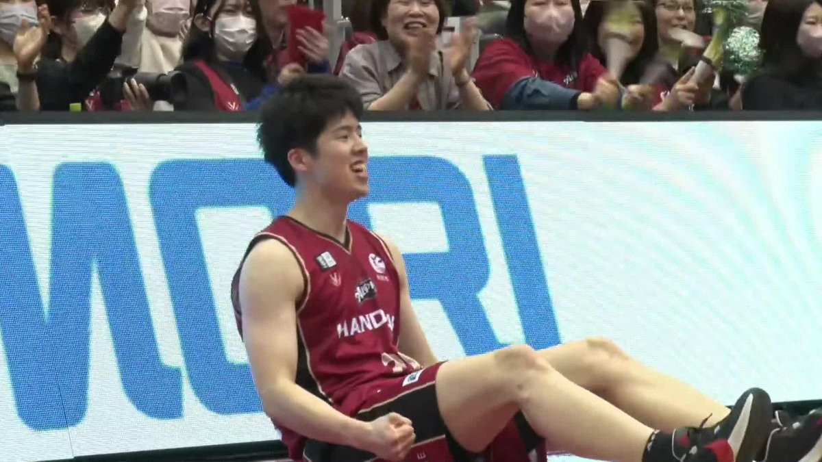 飛び込みルーズボールからバスカンスリー🔥 越谷#28 菅原がアグレッシブな姿勢を見せる! 越谷アルファーズ 📡バスケットLIVEで生配信中 #Bリーグ #りそなグループ