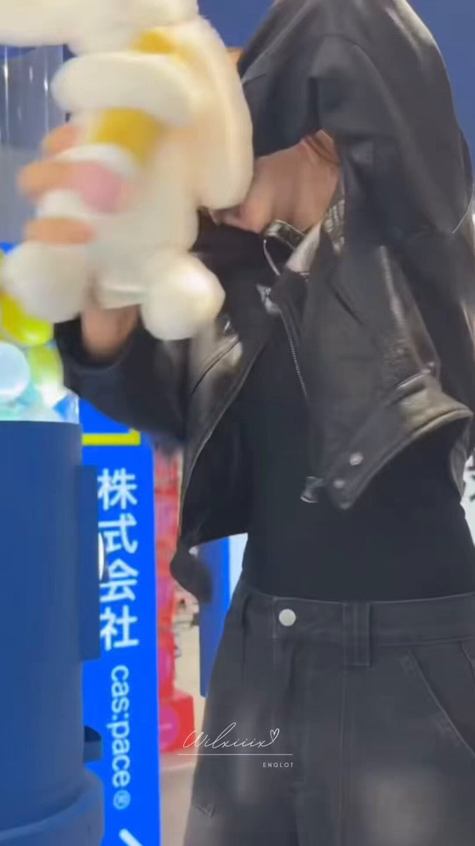 น่ารักมากเลยอะ ละดูความเขินของคนพี่ที่ยื่นกระต่ายที่ตัวเองไปเดินซื้อมาฝากน้อง ละดูรอยยิ้มของน้องดิ ได้กระต่ายตัวโปรดละมั้ง🤍🐰 #อิงล็อต #englot