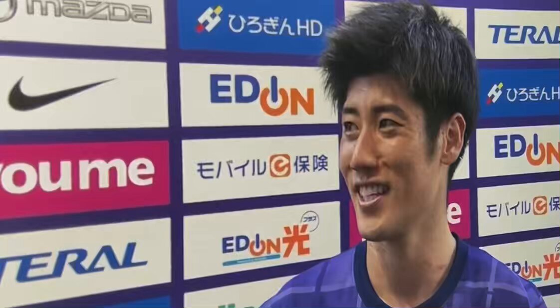 🧑‍💼: VAR少し待ちました。どんな心境でしたか？ 荒木さん : 肘が出てないか不安でしたね 何が何でも肘に持ってくじゃん😂 YAVAYだろ💪💪