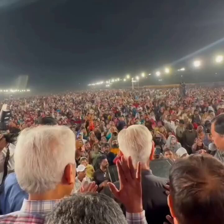 وفاقی وزیر دفاع خواجہ آصف نے سیالکوٹ میں مسیحی برادری کی خصوصی دعوت پر ایسٹر دعائیہ تقریب میں شرکت کی۔ تقریب میں پُرامن اور خوشحال پاکستان کے لیے خصوصی دعا کی گئی۔
