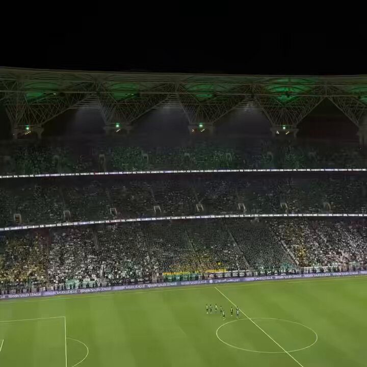 مشهد مثير لعيون عشاق كرة القدم ⚽️ #الاهلي ليس مُجرد نادي #الملكي ثقافه تُدرس لجماهير أنديه أُخرى فخر الدوري السعودي 👌جماهير #الاهلي عندما اطلقت عليهم عام ٢٠١٢م في احدى الديربيات لقب #اسود_المدرجات بالفعل لقب (الاسود🦁) يفتخر بهذا المدرج الوفي 👀 انظر وامتع ناظريك #الأهلي_الاتحاد #الاتحاد_الاهلي