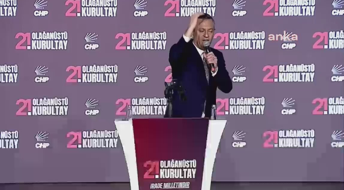 Özgür Özel'den hodri meydan: "1300 delegemiz telefonunu çıkarsın! Ey savcı bey, burada 1300 telefon var, IMEI numarası üzerinden baz istasyonunuza sinyal veriyoruz. Bak bakalım aynı bayiden alınan bir tane telefon bulabilecek misin!"